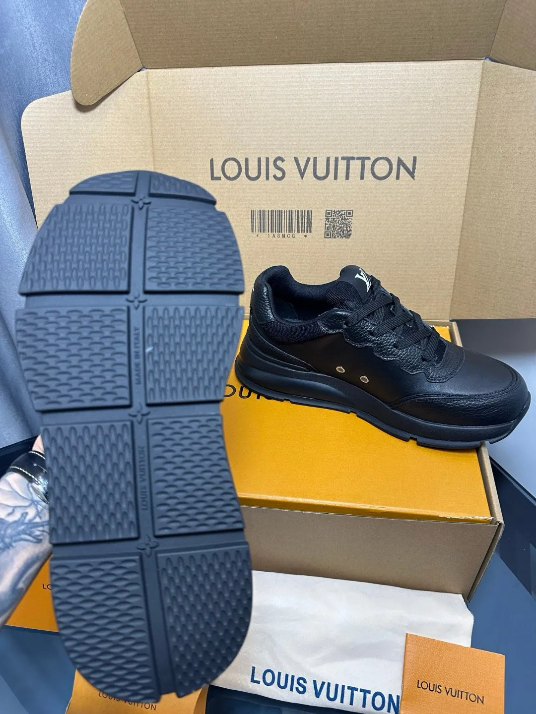 Factory price: 700💰🌈LV | Louis Vuitton 2025𝐬𝐬 🧡💚2025 spring and summer new style top version‼ ️The original version is the same. The counter focuses on the latest casual shoes and new hard goods🆕 ❥Purchasing agent level! Full of high-end feel! A popular model among bloggers at home and abroad, it’s retro and fashionable, and looks stunning on your feet! Wear a lot of happiness! The official website's main recommendation★ ━━━━━ ЅᏇєєt ━━━━━ ▪️Upper: Original custom-made imported calfskin fabric ▪️Inner: breathable gauze imported from Italy ▪️Outsole: rubber foam ➕t men's men's shoes 💰u high-end outsole ▪️Color: nine colors available ▪️Shoe size: 35-44, (45, 46 customized)